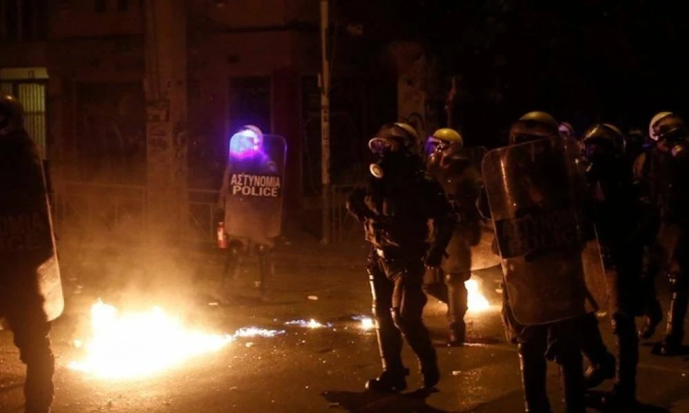 Θεσσαλονίκη: Συνελήφθησαν 8 άτομα μετά τις επιθέσεις κουκουλοφόρων με μολότοφ και πέτρες έξω από το ΑΠΘ